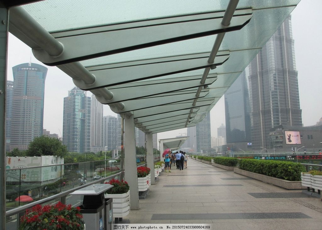 什么是钢化玻璃雨棚 用于人行天桥雨篷的建筑维护解决方案指南